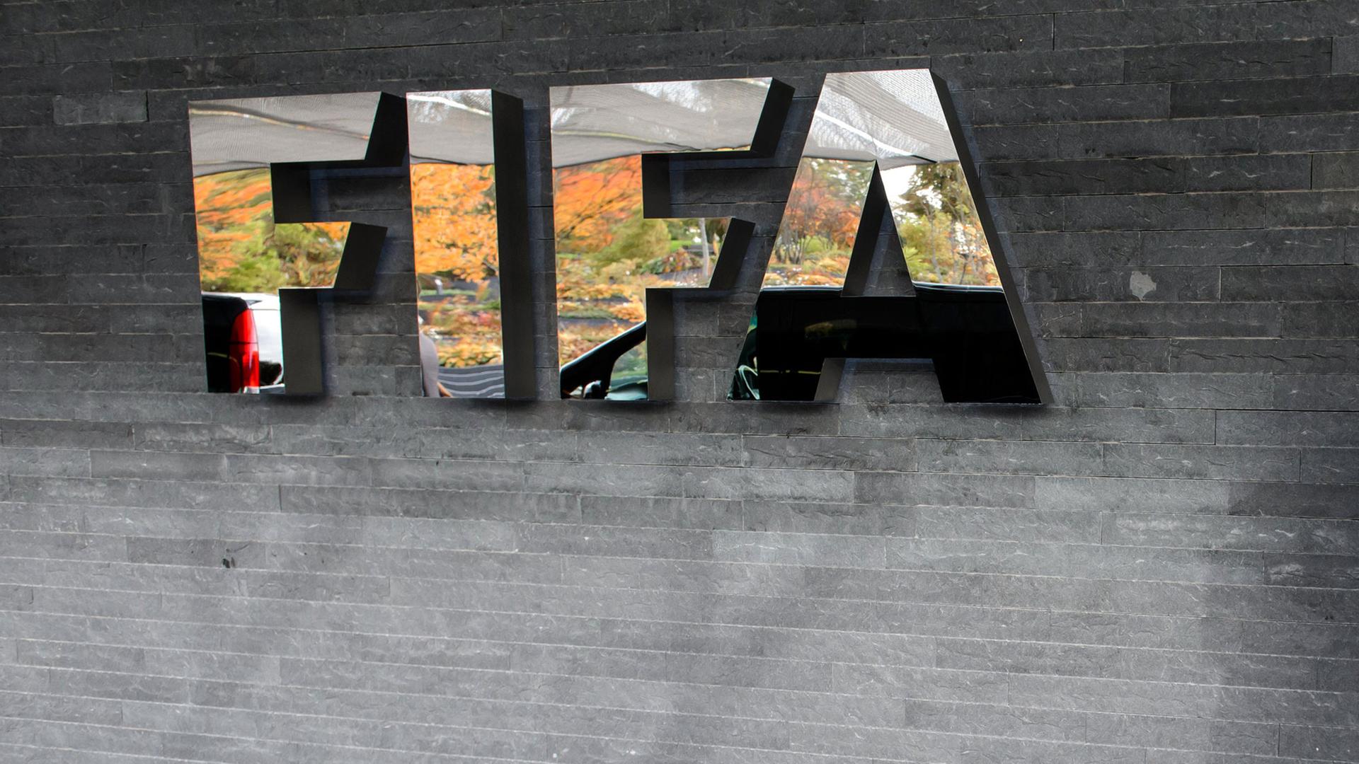 Ein Fifa-Logo an einem Gebäude des Verwaltungssitzes des Fußballweltverbandes in Zürich, Schweiz. Ein Fifa-Logo an einem Gebäude des Verwaltungssitzes des Fußballweltverbandes in Zürich, Schweiz.