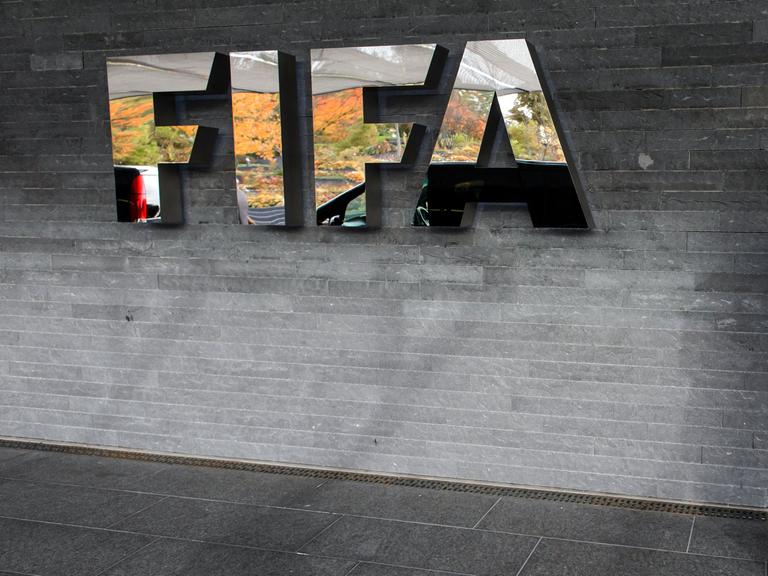 Ein Fifa-Logo an einem Gebäude des Verwaltungssitzes des Fußballweltverbandes in Zürich, Schweiz.