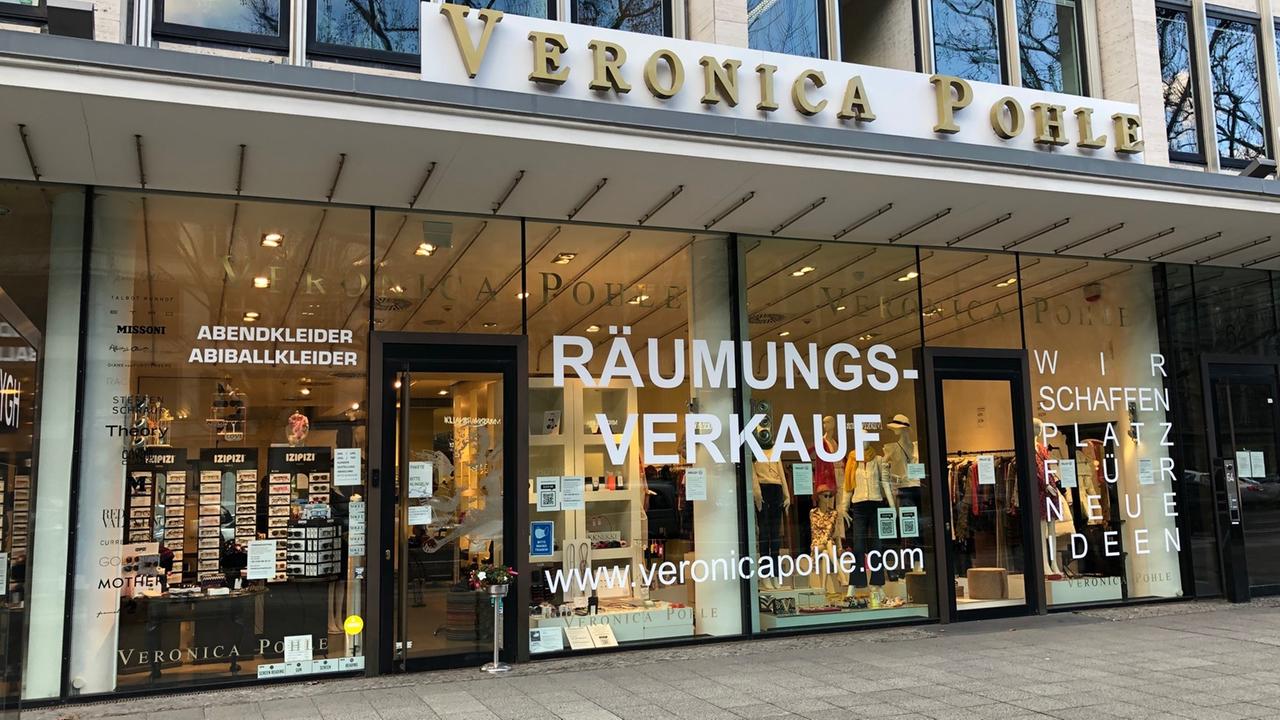 Ein Bekleidungsgeschäft am Kudamm in Berlin. Auf dem Fenster steht groß "Räumungsverkauf". Ein Bekleidungsgeschäft am Kudamm in Berlin. Auf dem Fenster steht groß "Räumungsverkauf".