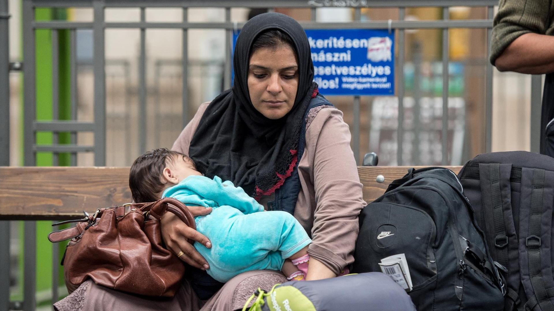 Eine Irakerin mit ihrem Baby wartet am Ostbahnhof in Budapest auf ihre Weiterfahrt nach Westen. Eine Irakerin mit ihrem Baby wartet am Ostbahnhof in Budapest auf ihre Weiterfahrt nach Westen.