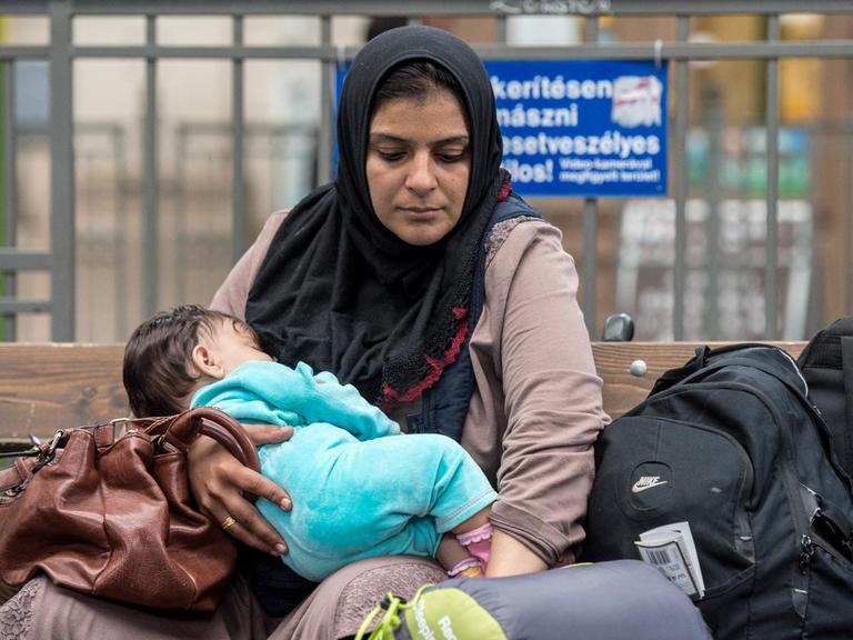 Eine Irakerin mit ihrem Baby wartet am Ostbahnhof in Budapest auf ihre Weiterfahrt nach Westen.