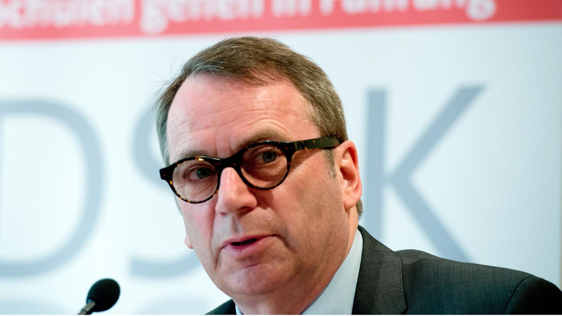 Der Bundesvorsitzende des Lehrer-Verbandes Bildung und Erziehung (VBE), Udo Beckmann, beantwortet am 14.02.2014 in Düsseldorf (Nordrhein-Westfalen) die Fragen von Journalisten. Der Bundesvorsitzende des Lehrer-Verbandes Bildung und Erziehung (VBE), Udo Beckmann, beantwortet am 14.02.2014 in Düsseldorf (Nordrhein-Westfalen) die Fragen von Journalisten.