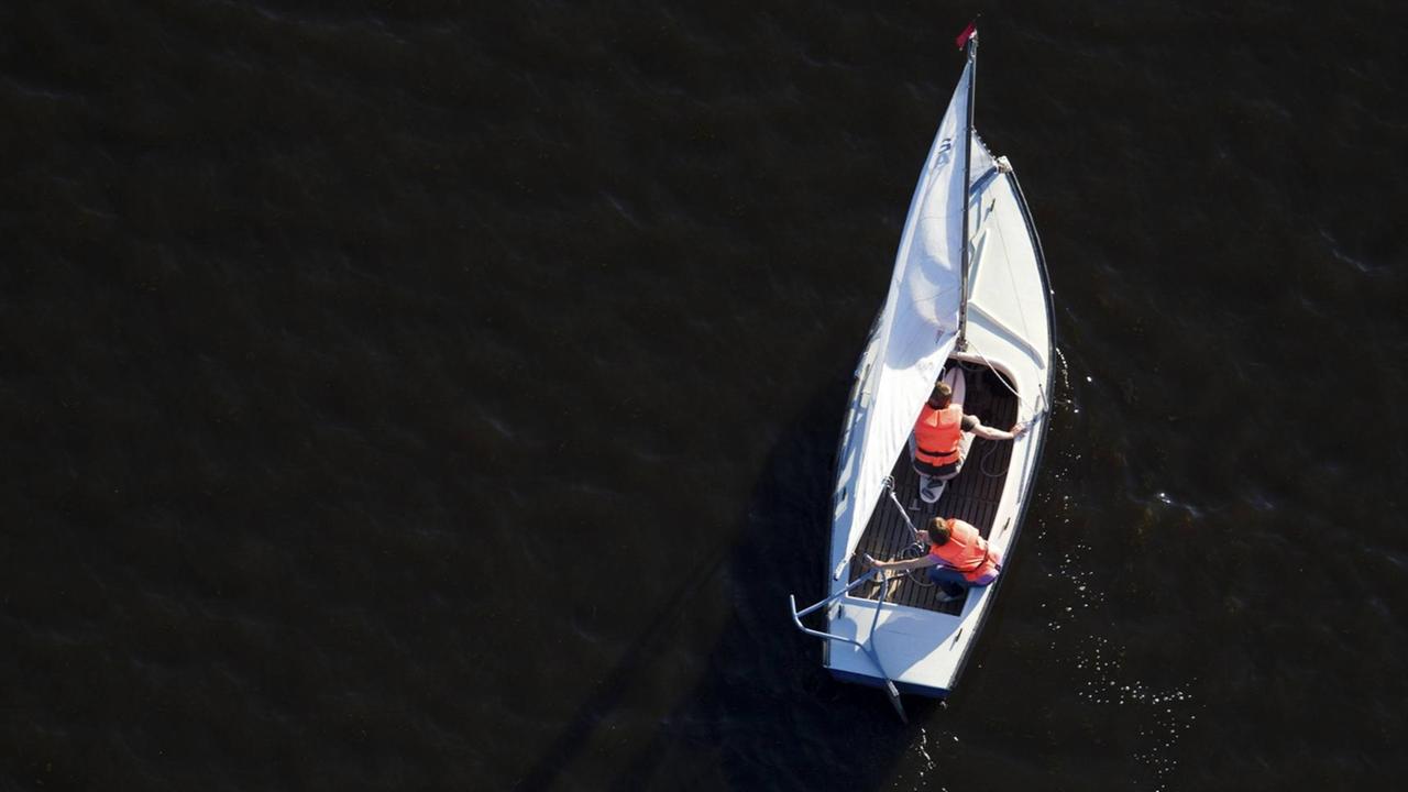 Luftaufnahme eines Segelboots auf der Hamburger Alster Luftaufnahme eines Segelboots auf der Hamburger Alster