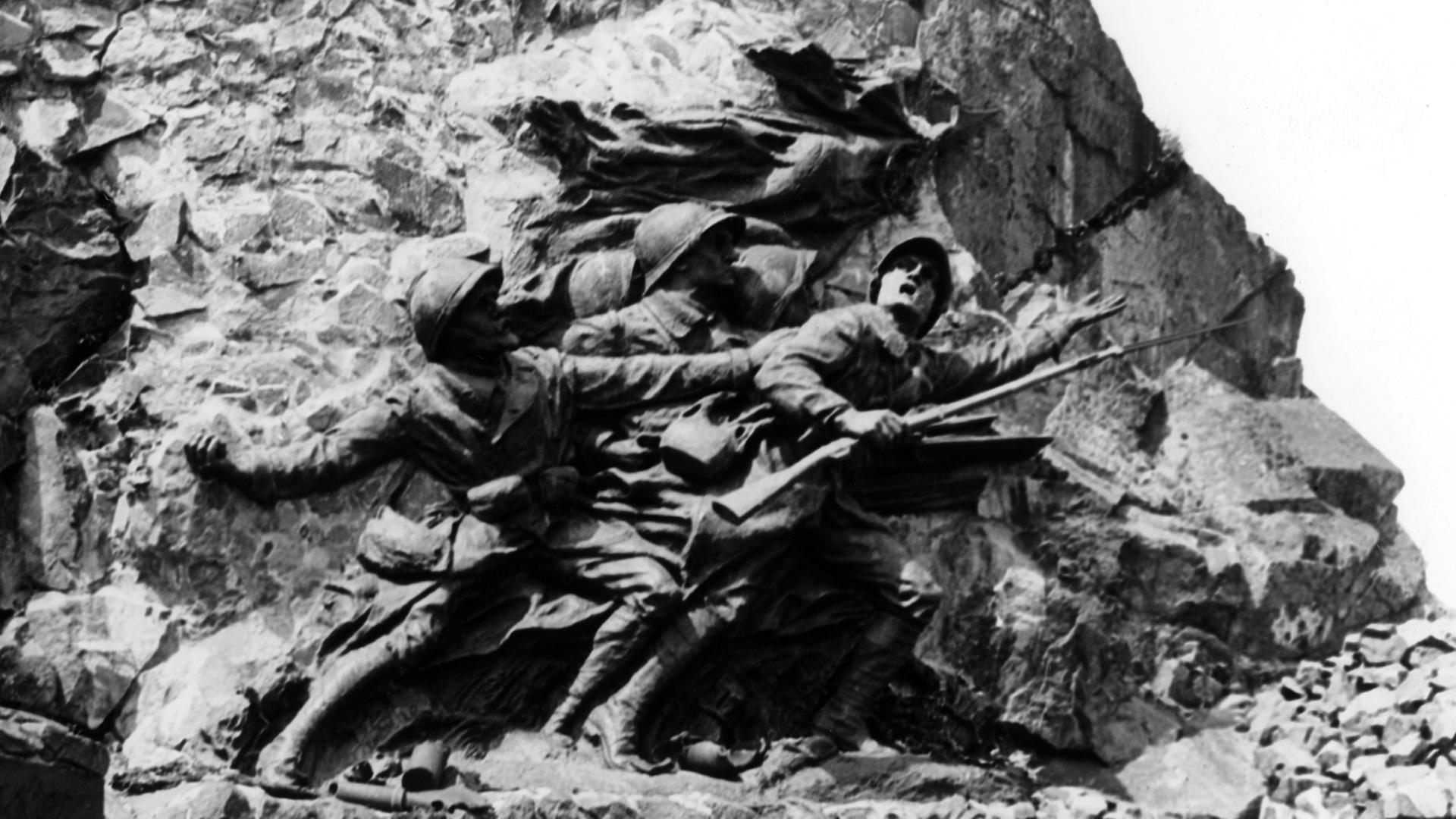 Französisches Denkmal am Hartmannsweilerkopf in den Südvogesen in Frankreich das im 1. Weltkrieg in den Jahren 1914/15 stark umkämpft war. Französisches Denkmal am Hartmannsweilerkopf in den Südvogesen in Frankreich das im 1. Weltkrieg in den Jahren 1914/15 stark umkämpft war.