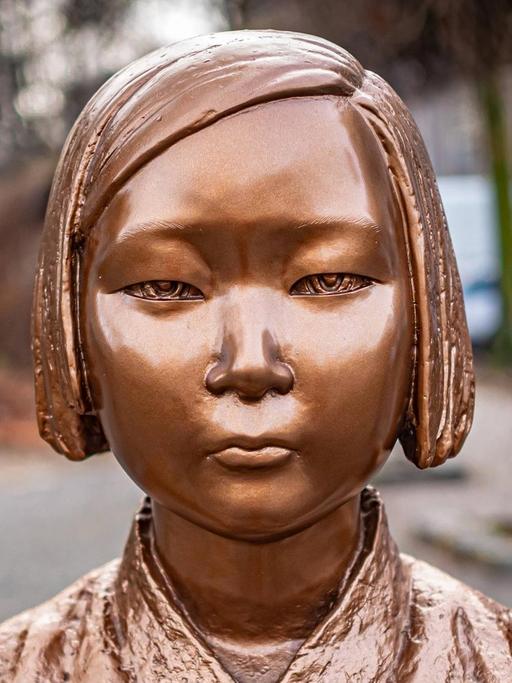 Eine bronzefarbene Frauenskulptur erinnert in Berlin-Mitte an die Koreanerinnen, die während des 2.Weltkriegs japanischen Soldaten als Zwangsprostituierte dienen mussten