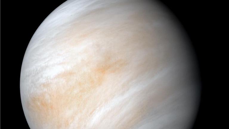 Die Wolkenschichten der Venusatmosphäre wirbeln innerhalb von vier Tagen einmal um den Planeten (NASA) Die Wolkenschichten der Venusatmosphäre wirbeln innerhalb von vier Tagen einmal um den Planeten (NASA)