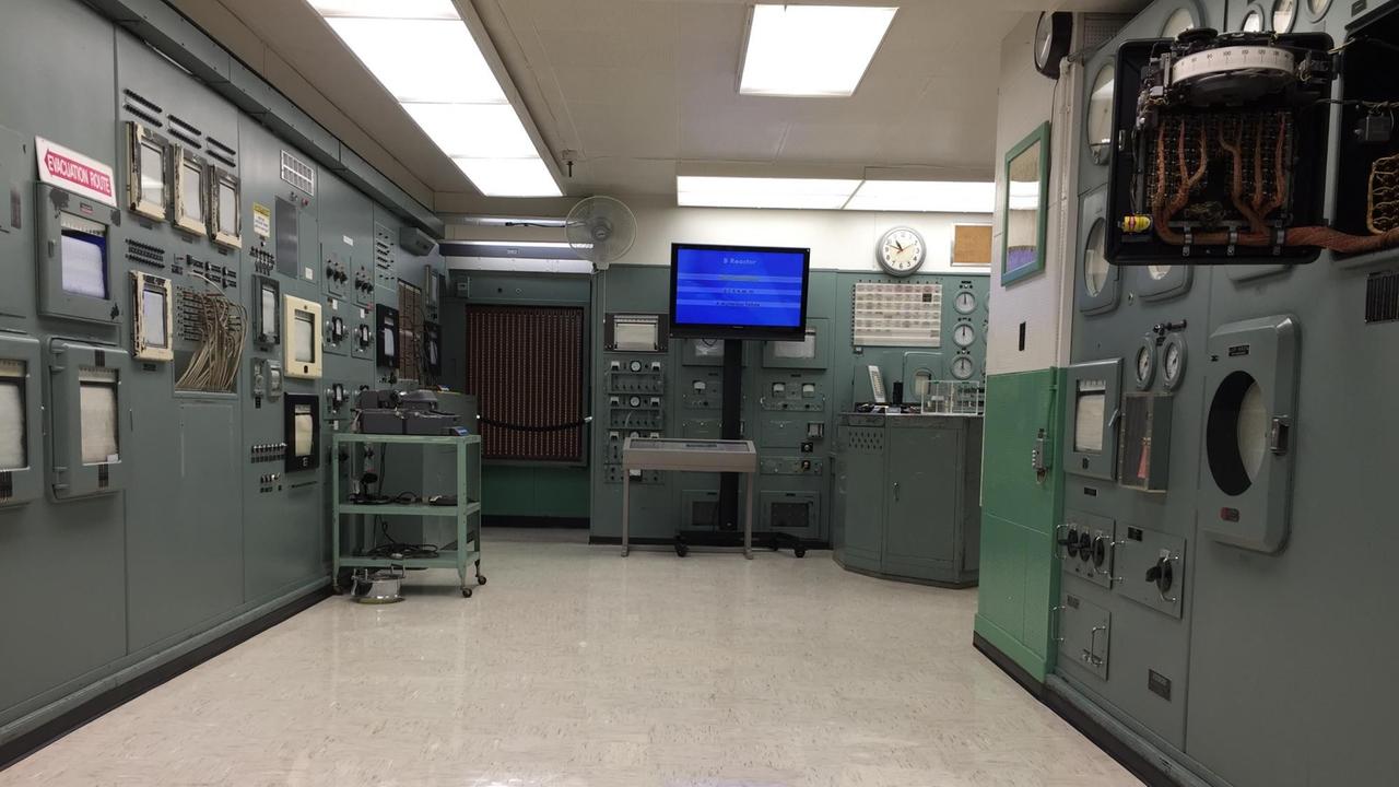 Das Kontrollzentrum von Reaktor B, in Grau-grün mit poliertem Linoleum-Boden