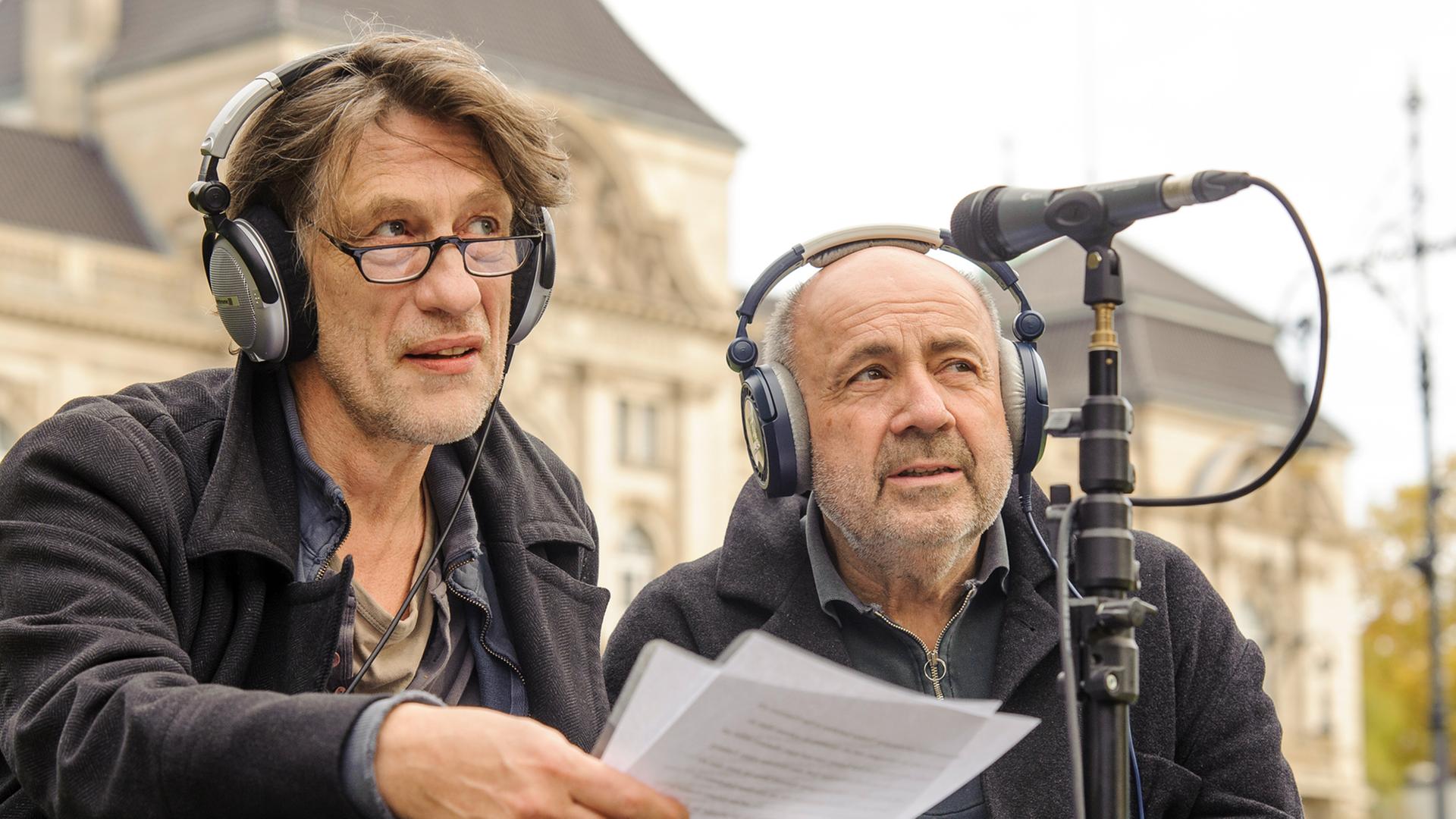 Wolfgang Michael und Gerd Wameling mit Kopfhörern am Mikrofon. Wolfgang Michael und Gerd Wameling mit Kopfhörern am Mikrofon.