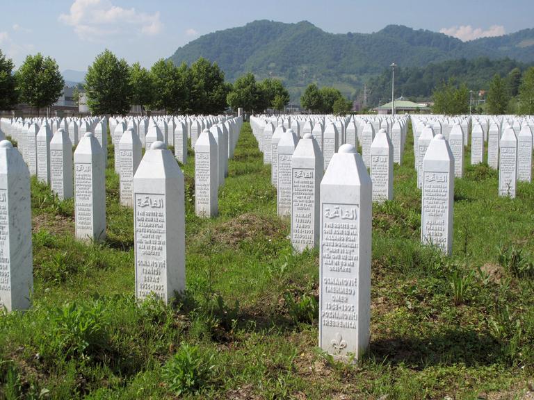 Grabsteine der Potocari Gedenkstätte für den Völkermord in Srebrenica. Rund 8.000 männliche Muslime wurden im Juli.1995 in Srebrenica von bosnisch-serbischen Truppen ermordet, obwohl die Stadt UN-Schutzzone war.
