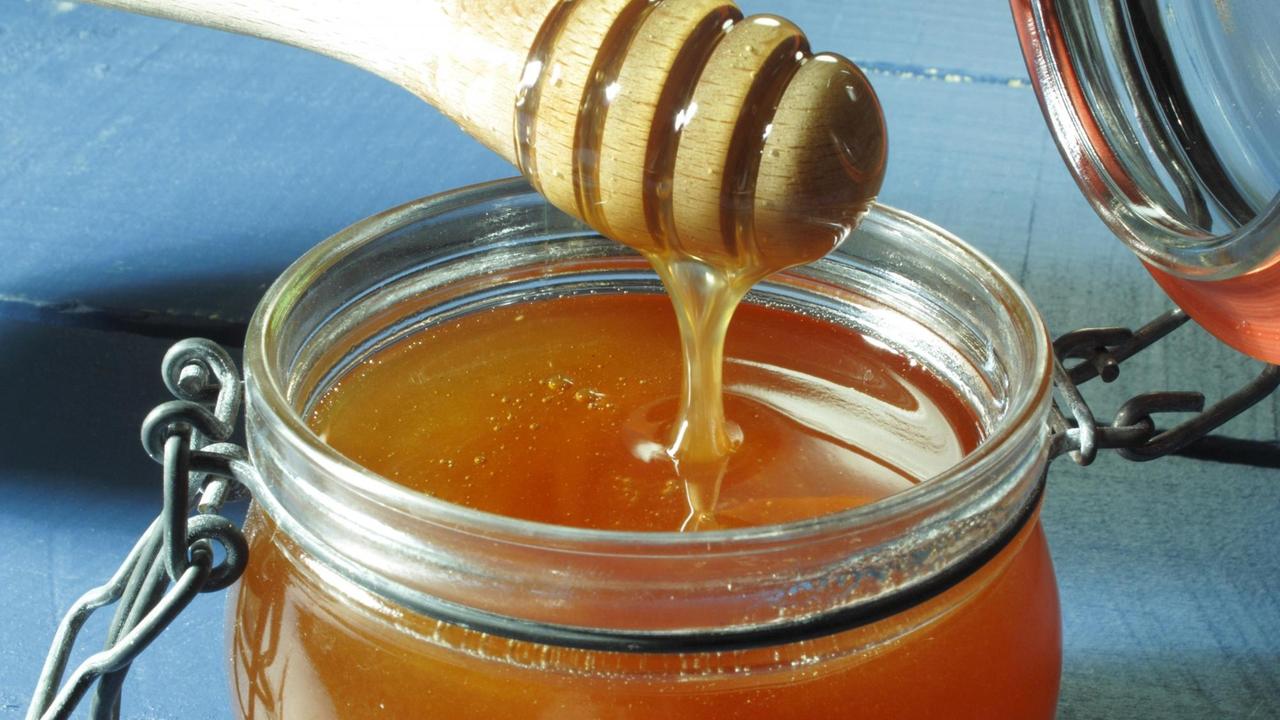 Honigglas und Honiglöffel 