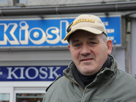 Der ehemalige Opel-Mitarbeiter/Rentner Wolfgang Preuss vor dem Kiosk gegenüber dem Opel-Werk in Bochum Der ehemalige Opel-Mitarbeiter/Rentner Wolfgang Preuss vor dem Kiosk gegenüber dem Opel-Werk in Bochum
