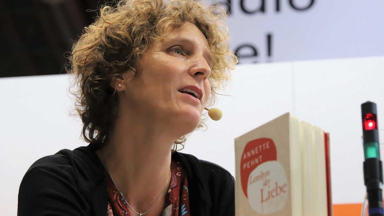 Frankfurter Buchmesse 2017: Die Schriftstellerin Annette Pehnt spricht über ihr Buch "Lexikon der Liebe", Piper Verlag Frankfurter Buchmesse 2017: Die Schriftstellerin Annette Pehnt spricht über ihr Buch "Lexikon der Liebe", Piper Verlag