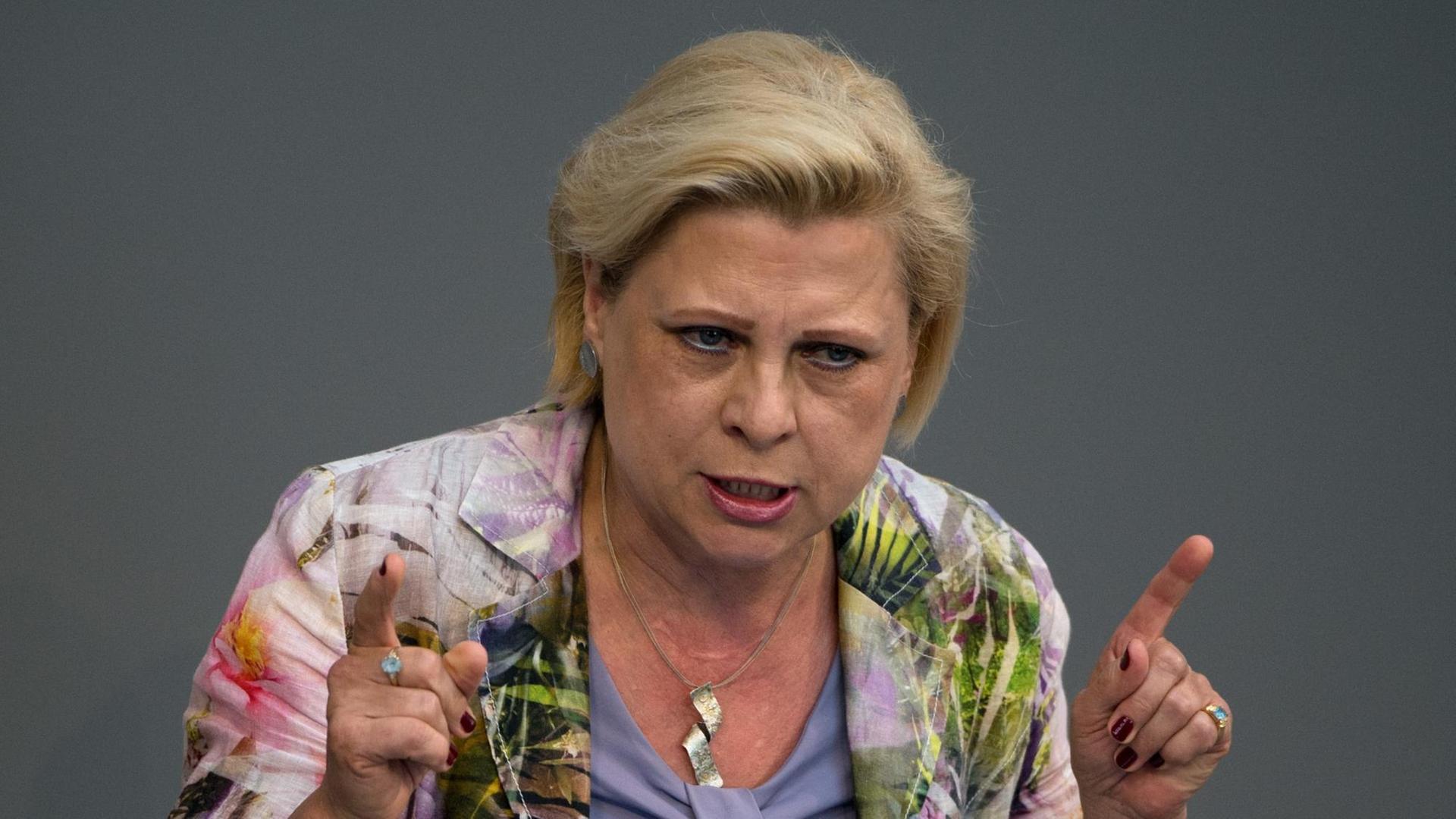 Die Vorsitzende des Forums Demokratische Linke, Hilde Mattheis (SPD), spricht am 04.07.2014 in Berlin vor dem Bundestag. Die Vorsitzende des Forums Demokratische Linke, Hilde Mattheis (SPD), spricht am 04.07.2014 in Berlin vor dem Bundestag.
