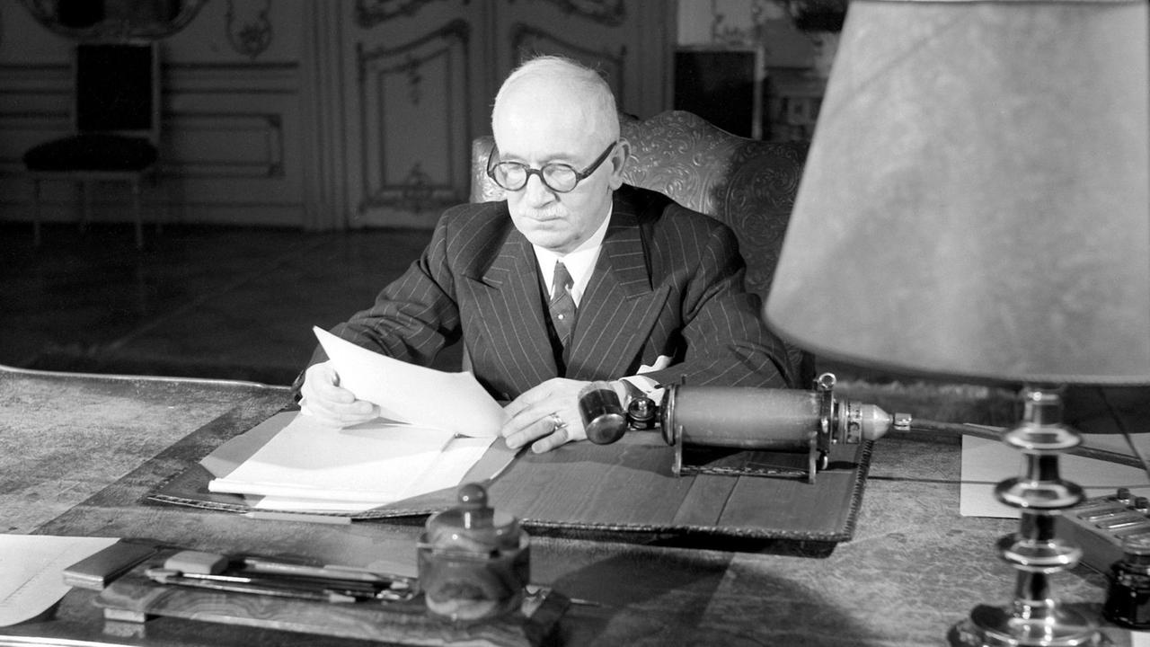 Edvard Beneš 1946 sitzt an einem Schreibtisch, zeitgenössisches Schwarz-weiß-FotoBenes ist einer der Mitbegründer der Tschechoslowakei sowie tschechoslowakischer Außenminister (1918–1935), Ministerpräsident (1921–1922) und Staatspräsident (1935–1938 und 1945–1948 sowie 1940–1945 als selbst ernannter Präsident im Londoner Exil). Er ist Namensgeber der Beneš-Dekrete.