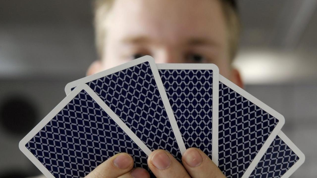 Karten spielen. Karten spielen.