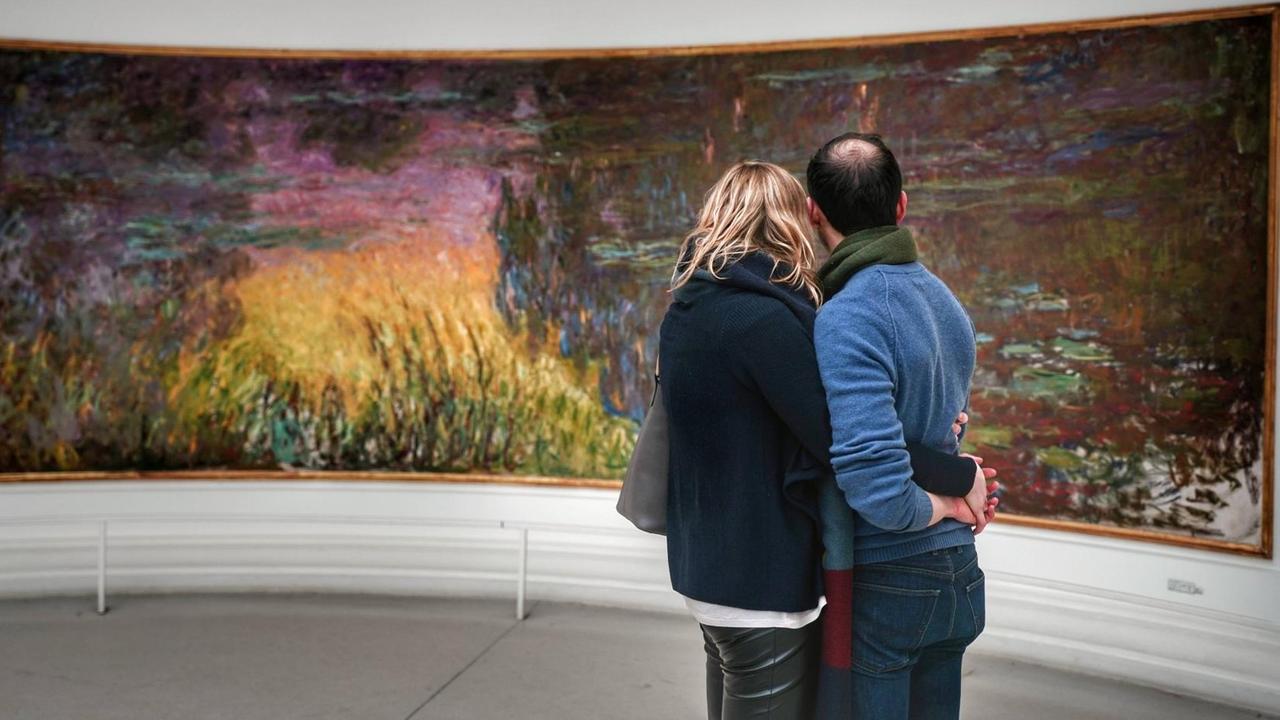 Ein Pärchen im Museum betrachtet die Wasserlilien von Claude Monet. Ein Pärchen im Museum betrachtet die Wasserlilien von Claude Monet.