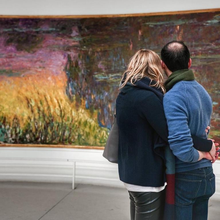 Ein Pärchen im Museum betrachtet die Wasserlilien von Claude Monet.