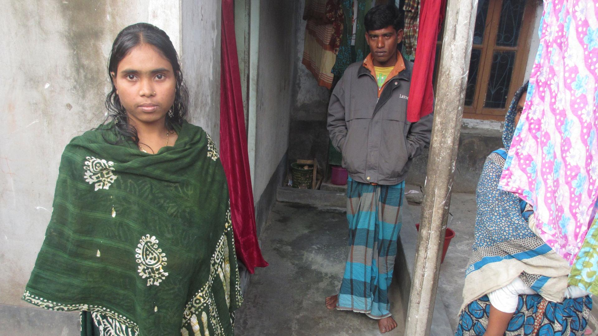 Schnitt sich einen Arm ab, um den Trümmern des Rana Plaza zu entkommen: Rosina. Schnitt sich einen Arm ab, um den Trümmern des Rana Plaza zu entkommen: Rosina.