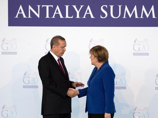 Der türkische Präsident Recep Tayyip Erdogan begrüßt am 15.11.2015 in Belek bei Antalya (Türkei) beim Gipfel der großen Industrie- und Schwellenländer (G20) Bundeskanzlerin Angela Merkel (CDU). Die Gruppe der G20, neunzehn Industrie- und Schwellenländer sowie die EU, tagt unter dem Vorsitz der Türkei am 15. und 16.11.2015 in dem türkischen Badeort.