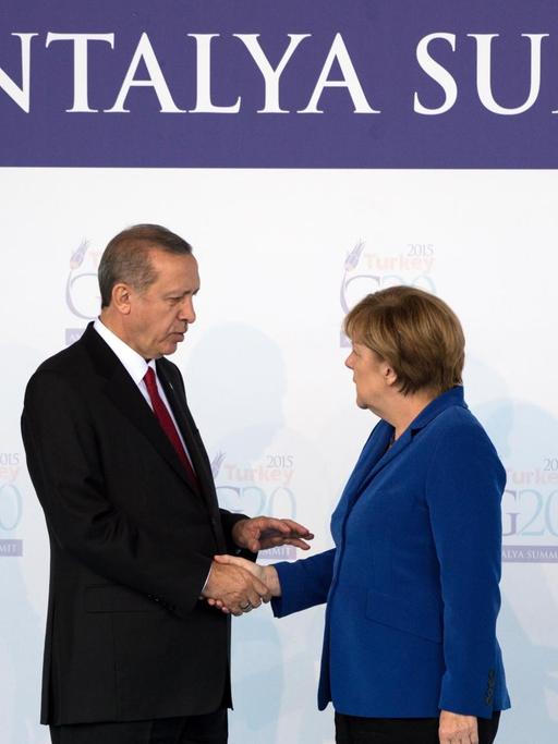 Der türkische Präsident Recep Tayyip Erdogan begrüßt am 15.11.2015 in Belek bei Antalya (Türkei) beim Gipfel der großen Industrie- und Schwellenländer (G20) Bundeskanzlerin Angela Merkel (CDU). Die Gruppe der G20, neunzehn Industrie- und Schwellenländer sowie die EU, tagt unter dem Vorsitz der Türkei am 15. und 16.11.2015 in dem türkischen Badeort.