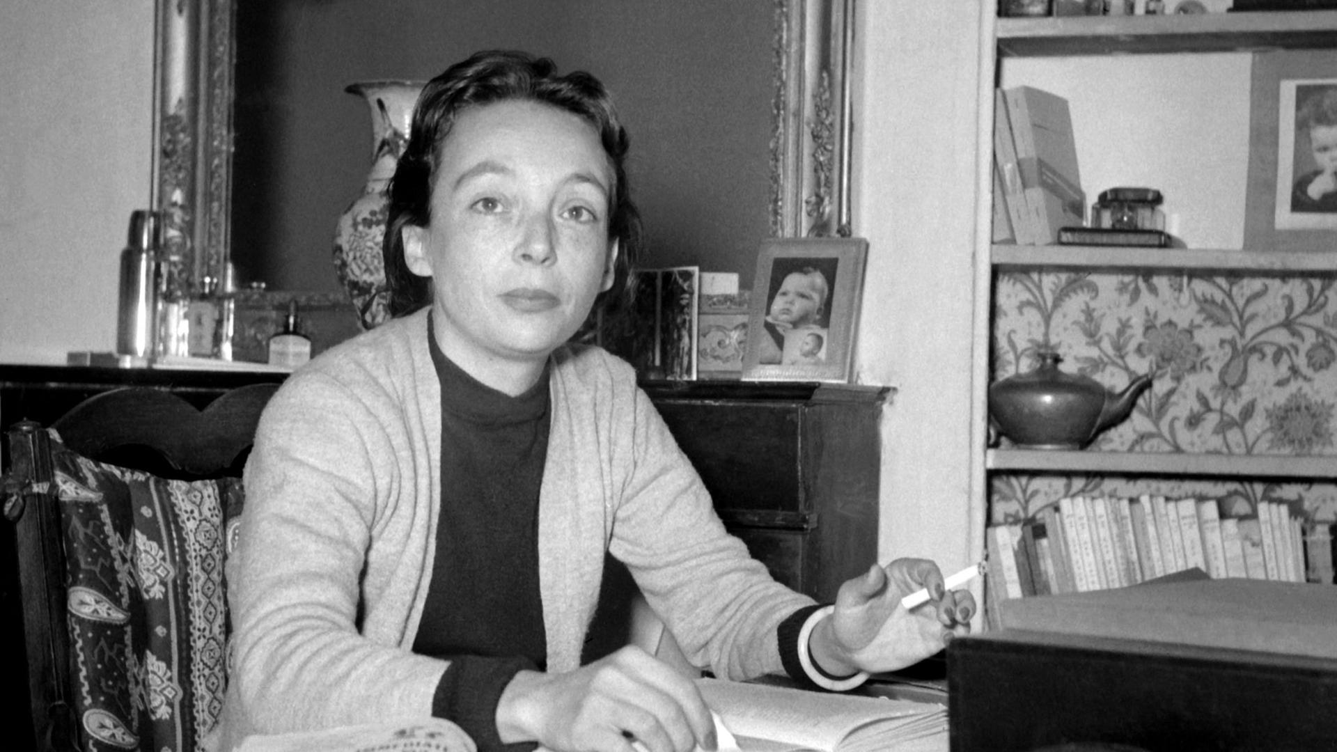 Die französische Schriftstellerin und Drehbuchautorin Marguerite Duras, aufgenommen an ihrem Schreibtisch in ihrer Wohnung in Paris in den frühen 50-er Jahren. Die französische Schriftstellerin und Drehbuchautorin Marguerite Duras, aufgenommen an ihrem Schreibtisch in ihrer Wohnung in Paris in den frühen 50-er Jahren.