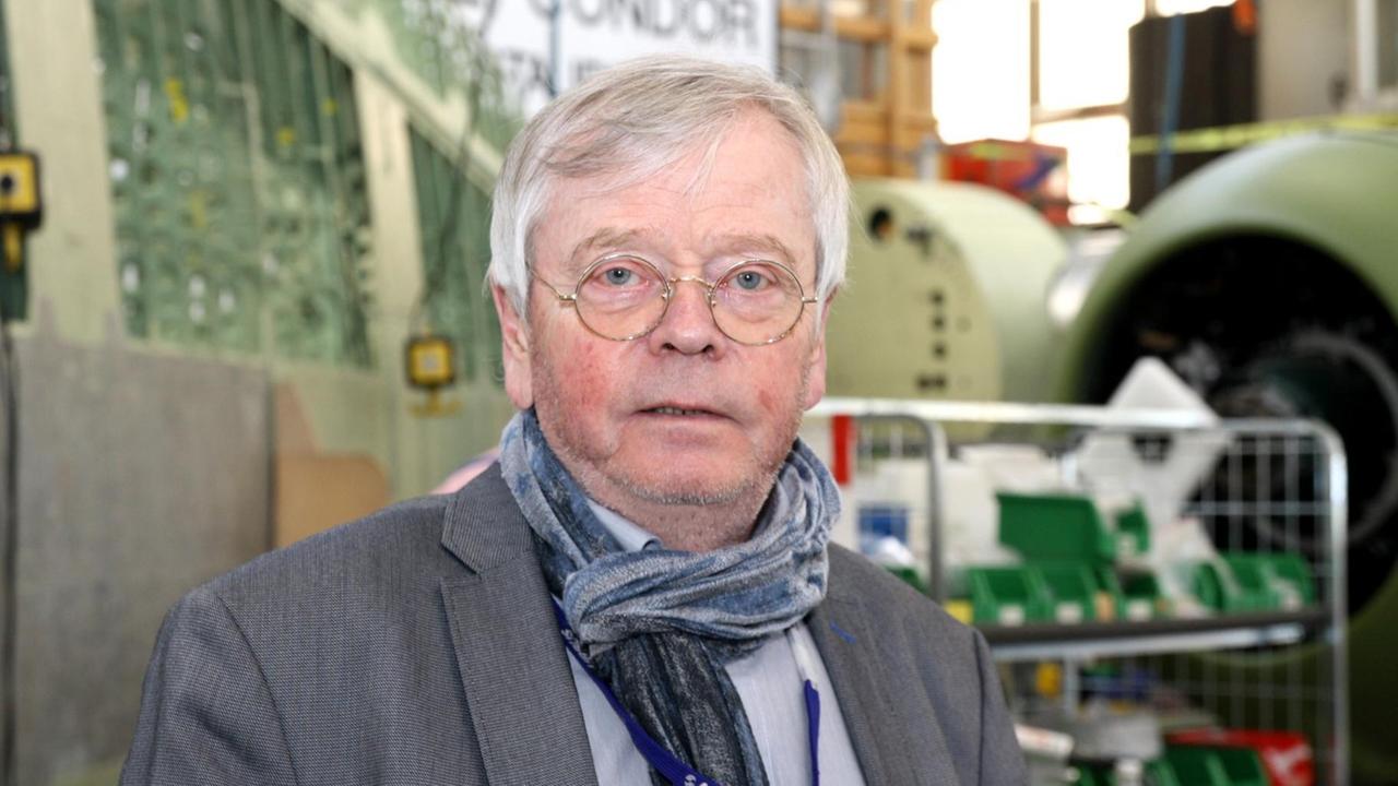 Günter Büker in der Werkhalle Günter Büker in der Werkhalle