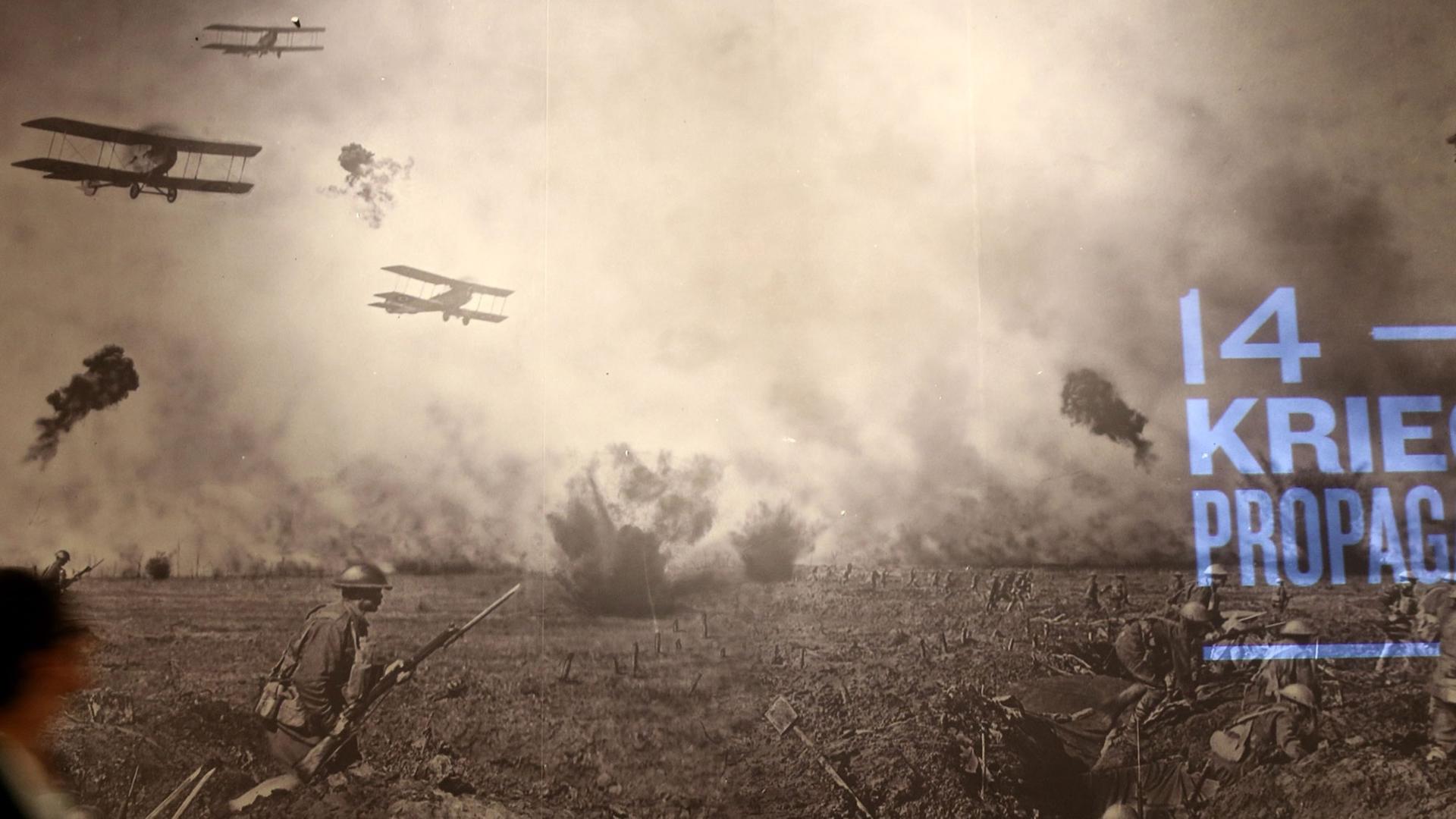 Eine Kompositfotografie von Frank Hurley mit dem Titel "Over the top" aus dem Jahre 1917, auf welche das Ausstellungslogo "Krieg und Propaganda" projiziert wird. Die Ausstellung "Krieg und Propaganda wird vom 20. Juni bis 2. November 2014 gezeigt wird.