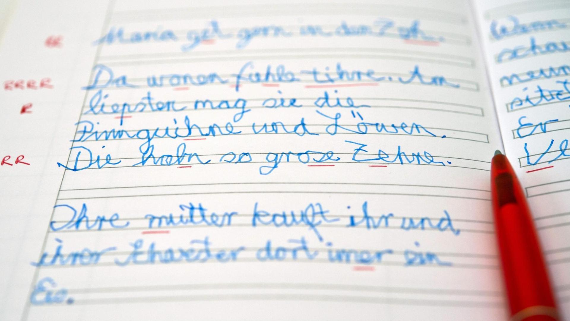 Die Seite eines Schulheftes mit vielen Rechtschreibfehlern. Die Seite eines Schulheftes mit vielen Rechtschreibfehlern.