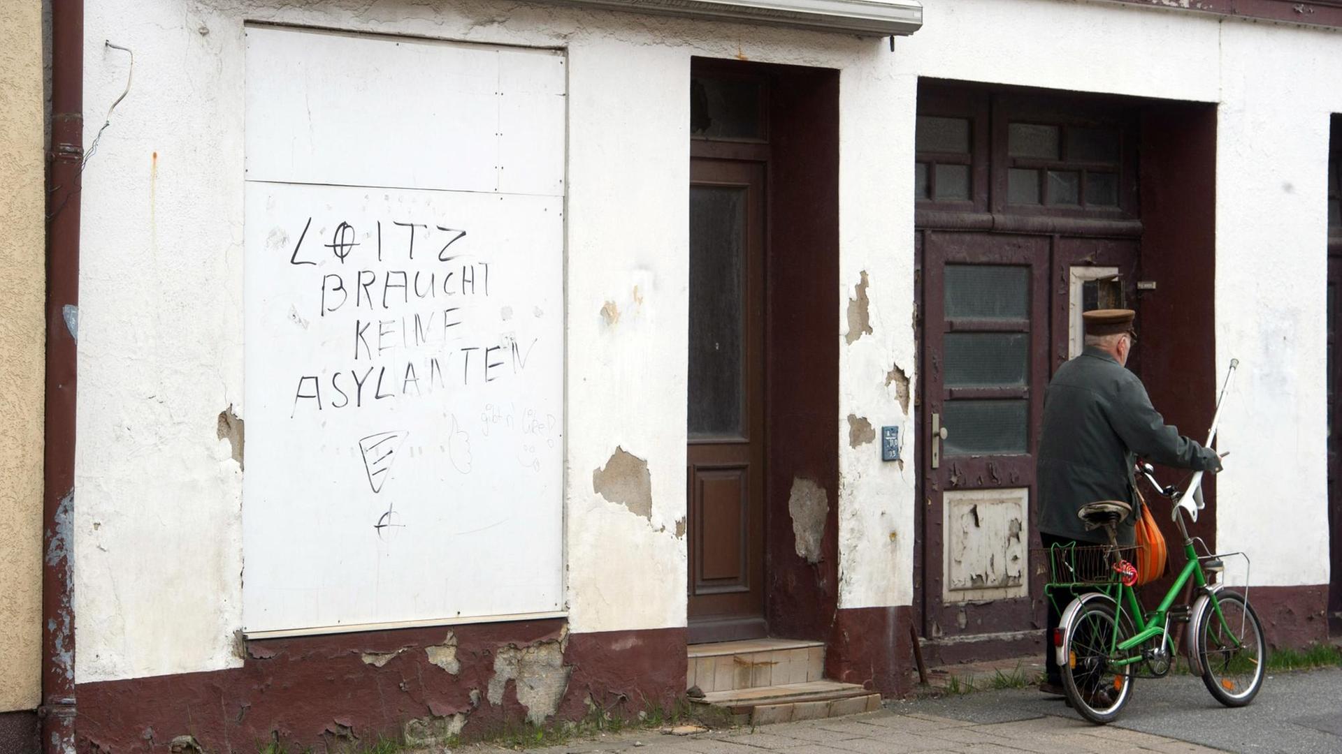 An einem leerstehenden Haus in Loitz (Mecklenburg-Vorpommern) steht der Schriftzug "Loitz braucht keine Asylanten". An einem leerstehenden Haus in Loitz (Mecklenburg-Vorpommern) steht der Schriftzug "Loitz braucht keine Asylanten".