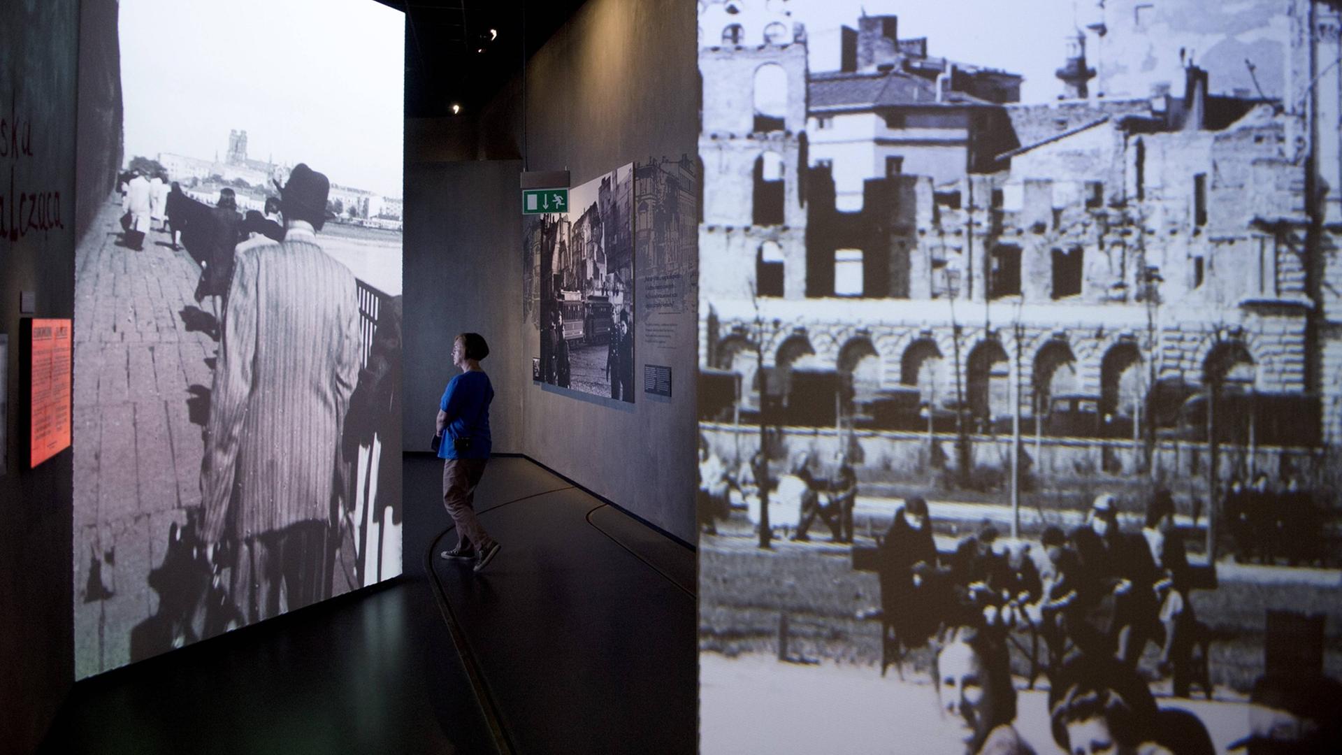 Besucher vor einer Installation im Museum der Geschichte der Polnischen Juden in Warschau. Besucher vor einer Installation im Museum der Geschichte der Polnischen Juden in Warschau.