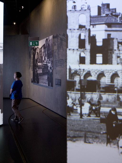 Besucher vor einer Installation im Museum der Geschichte der Polnischen Juden in Warschau.