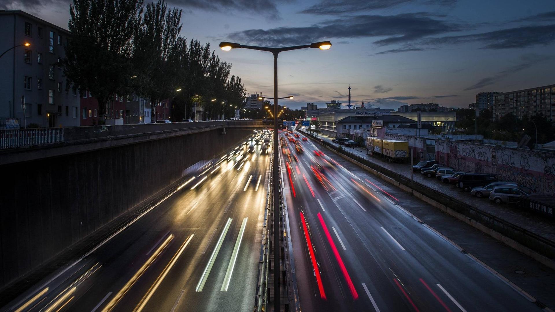 Autos auf der Stadtautobahn, verschwommen.