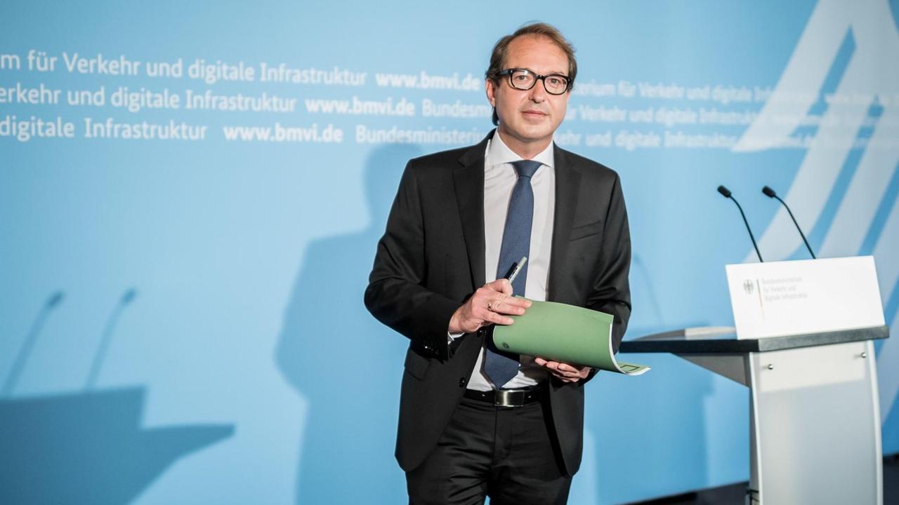 Bundesverkehrsminister Dobrindt geht nach einer Pressekonferenz ´zur Insolvenz von Air Berlin vom Podium.
