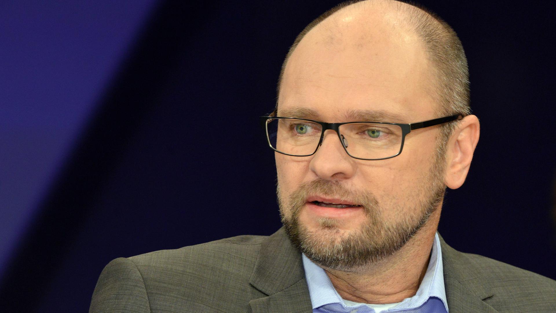 Richard Sulik, Mitglied des Europäischen Parlaments, ehemaliger Parlamentspräsident der Slowakei, aufgenommen am 10.09.2015 während der ZDF-Talksendung "Maybrit Illner" zum Thema "Deutschland hilft - doch wer hilft uns helfen?" im ZDF-Hauptstadtstudio im Berliner Zollernhof Unter den Linden. Foto: Richard Sulik, Mitglied des Europäischen Parlaments, ehemaliger Parlamentspräsident der Slowakei, aufgenommen am 10.09.2015 während der ZDF-Talksendung "Maybrit Illner" zum Thema "Deutschland hilft - doch wer hilft uns helfen?" im ZDF-Hauptstadtstudio im Berliner Zollernhof Unter den Linden. Foto: