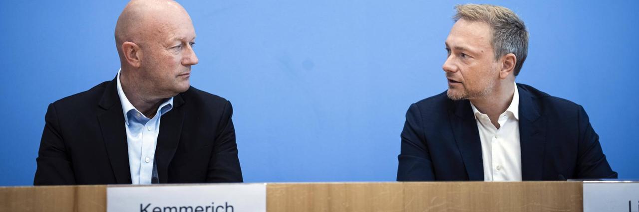 FDP-Chef Christian Lindner (r.) mit seinem Thüringer Parteikollegen Thomas Kemmerich im Oktober 2019.