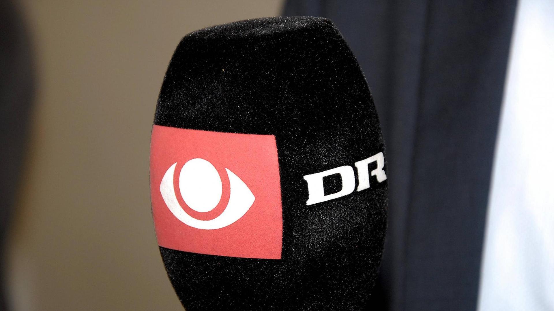 Ein schwarzes Mikrofon mit dem Logo des öffentlich-rechtlichen Rundfunks in Dänemark, DR.