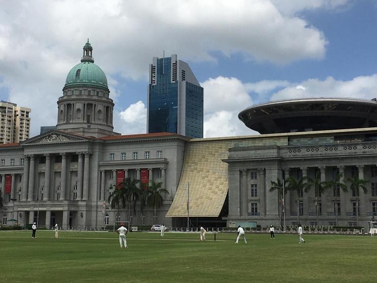 Cricket-Spieler vor der National Gallery in Singapur