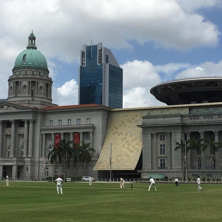 Cricket-Spieler vor der National Gallery in Singapur Cricket-Spieler vor der National Gallery in Singapur