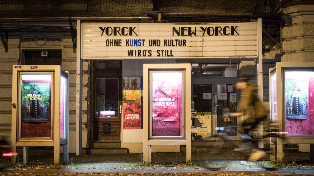 Der Schriftzug "Ohne Kunst und Kultur wird's still" steht an der Fassade des Yorck Kinos in Berlin Kreuzberg. Der Schriftzug "Ohne Kunst und Kultur wird's still" steht an der Fassade des Yorck Kinos in Berlin Kreuzberg.
