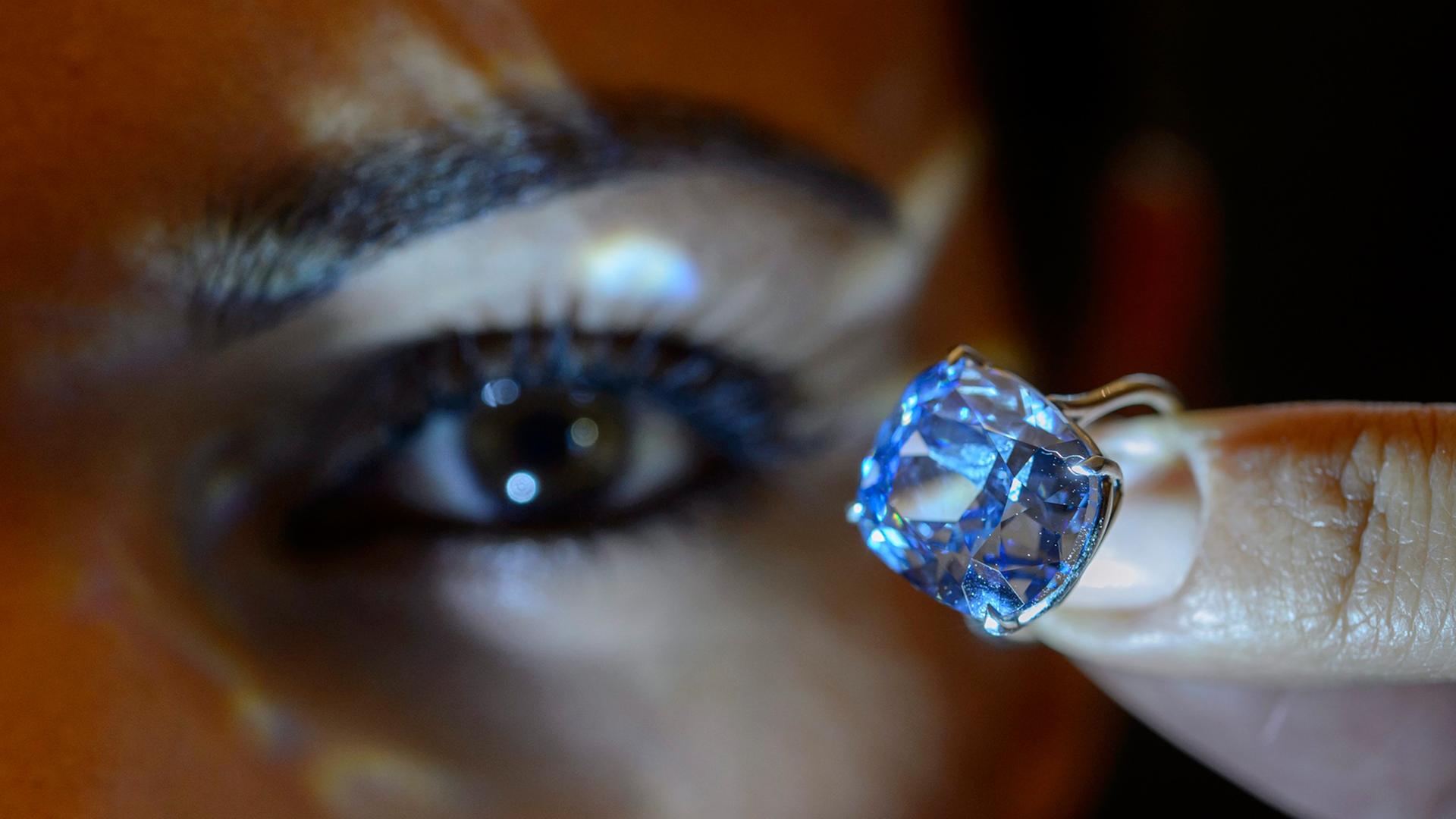 Der "Blue Moon"-Diamant bei einer Pressevorführung Anfang November. Er wird bei Sotheby's in Genf versteigert. Der "Blue Moon"-Diamant bei einer Pressevorführung Anfang November. Er wird bei Sotheby's in Genf versteigert.