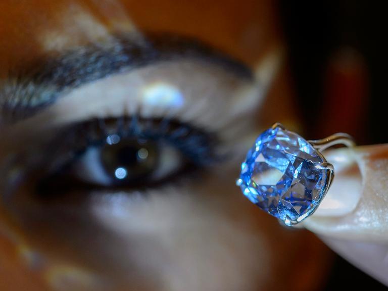 Der "Blue Moon"-Diamant bei einer Pressevorführung Anfang November. Er wird bei Sotheby's in Genf versteigert.