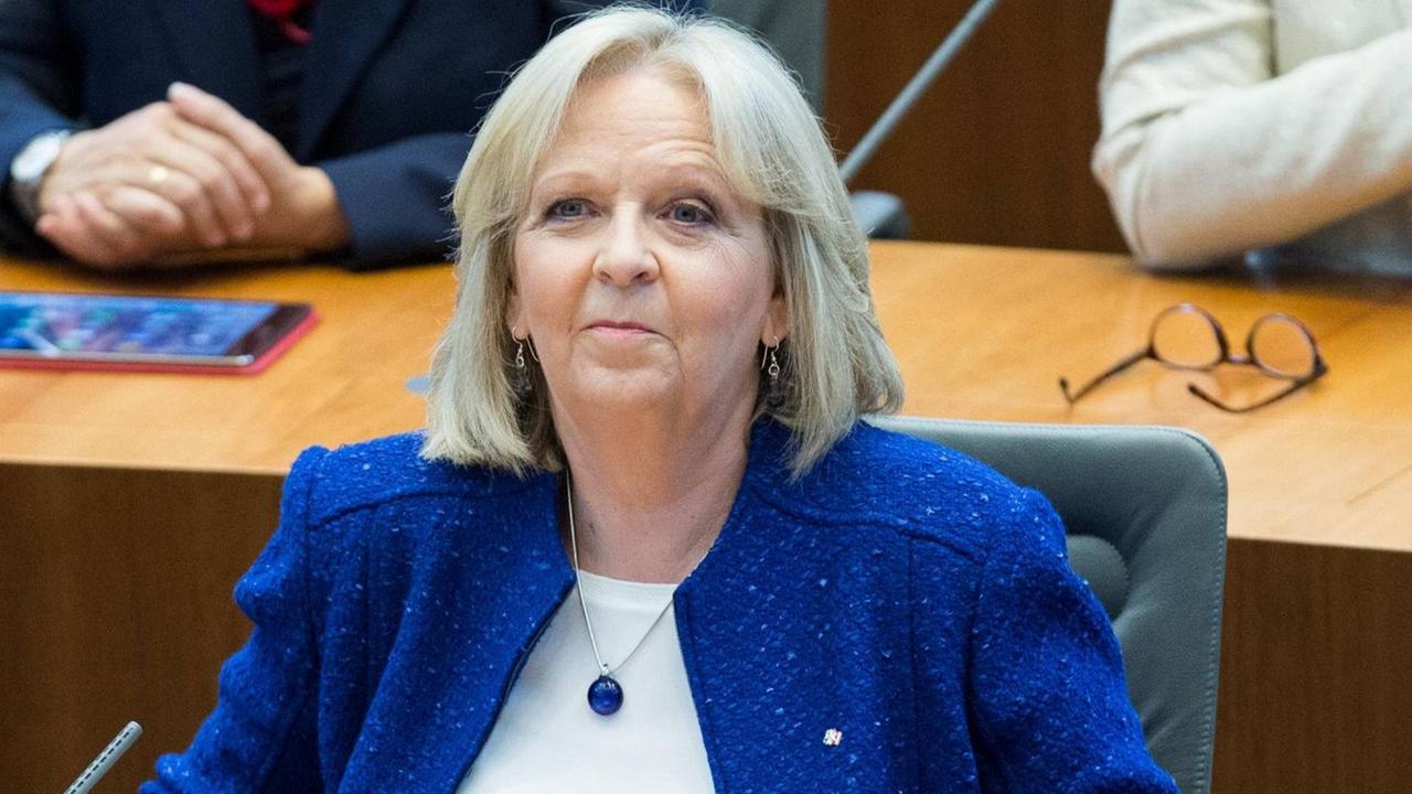 Die ehemalige Ministerpräsidentin von Nordrhein-Westfalen, Hannelore Kraft (SPD), auf ihrem Abgeordnetenplatz im Landtag in Düsseldorf Die ehemalige Ministerpräsidentin von Nordrhein-Westfalen, Hannelore Kraft (SPD), auf ihrem Abgeordnetenplatz im Landtag in Düsseldorf