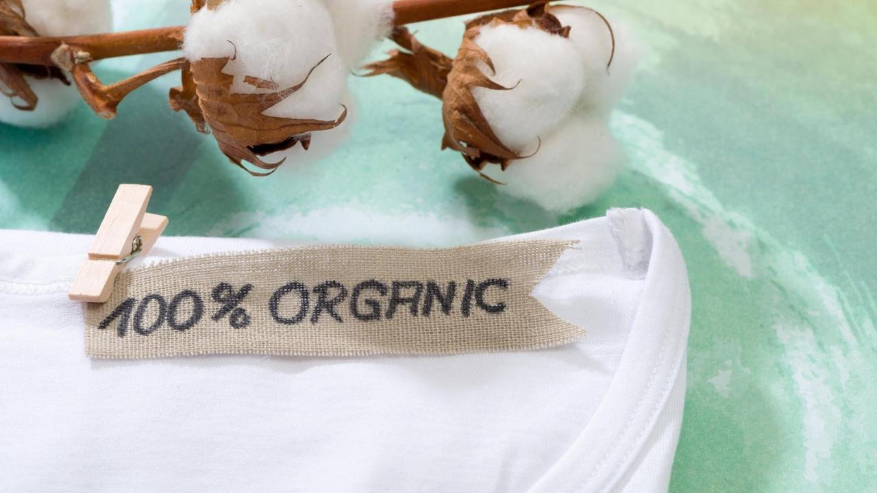 T-Shirt mit der Werbung für Öko-Baumwolle T-Shirt mit der Werbung für Öko-Baumwolle