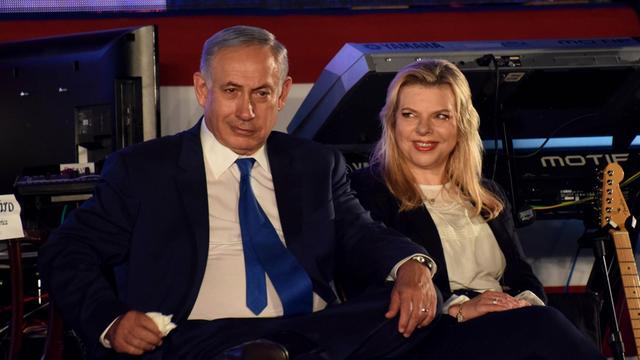 Israels Premier Benjamin Netanjahu mit seiner Frau Sara bei der Feier des US-Unabhängigkeitstags am 30. Juni 2016 in der US-Botschaft in Tel Aviv, Israel.