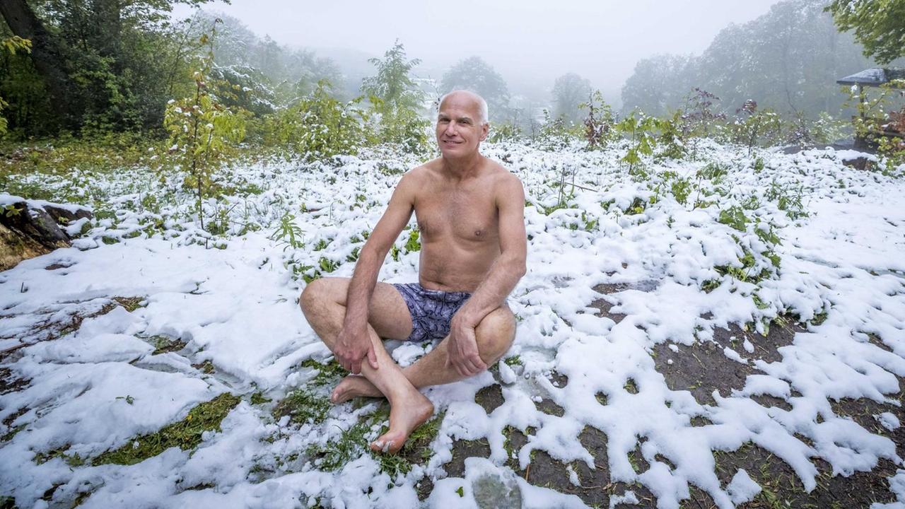 Ein älterer Mann sitzt nur in Unterhose auf einer schneebedeckten Wiese...</p>

                        <a href=