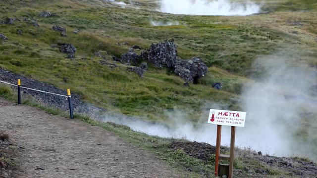 Tal Reykjadalur, das ganz typisch zeigt, wie es überall in Island aus dem Boden raucht und dampft