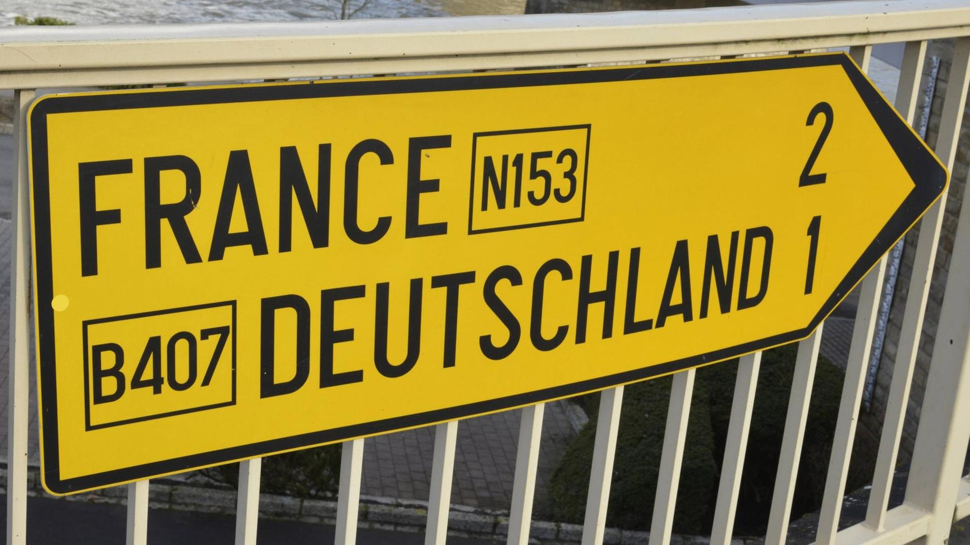 Wegweiser nach deutschland und nach Frankreich , aufgenommen in Schengen in Luxemburg am 07.03.2016. Signs after Germany and after France Date in Schengen in Luxembourg at 07 03 2016 Wegweiser nach deutschland und nach Frankreich , aufgenommen in Schengen in Luxemburg am 07.03.2016. Signs after Germany and after France Date in Schengen in Luxembourg at 07 03 2016