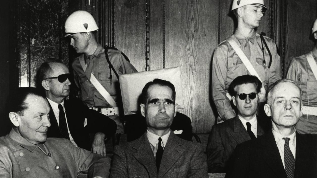 Nürnberger Kriegsverbrecherprozeß vor dem alliierten Militärtribunal. Auf der Anklagebank v. li. 1. Reihe: Hermann Göring, Rudolf Heß, Joachim von Ribbentrop; 2. Reihe: Karl Dönitz und Baldur von Schirach. Nürnberger Kriegsverbrecherprozeß vor dem alliierten Militärtribunal. Auf der Anklagebank v. li. 1. Reihe: Hermann Göring, Rudolf Heß, Joachim von Ribbentrop; 2. Reihe: Karl Dönitz und Baldur von Schirach.