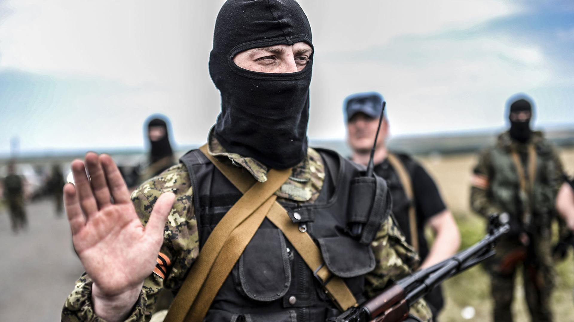Ein bewaffneter pro-russischer Separatist blockiert nahe dem ostukrainischen Ort Grabow den Weg zur Absturzstelle des Passagierflugzeugs der Malaysia Airlines.
