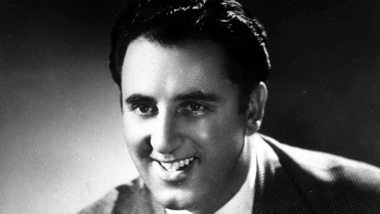 Der Tenor Carlo Bergonzi musste immer ein wenig hinter seinen Kollegen Giuseppe di Stefano, Mario del Monaco und Franco Corelli zurückstehen.
Schwarzweiß Portrait um 1957, Bergonzi trägt einen Anzug, ein weißes Hemd und eine gepunktete Krawatte
Der Tenor Carlo Bergonzi musste immer ein wenig hinter seinen Kollegen Giuseppe di Stefano, Mario del Monaco und Franco Corelli zurückstehen.
Schwarzweiß Portrait um 1957, Bergonzi trägt einen Anzug, ein weißes Hemd und eine gepunktete Krawatte